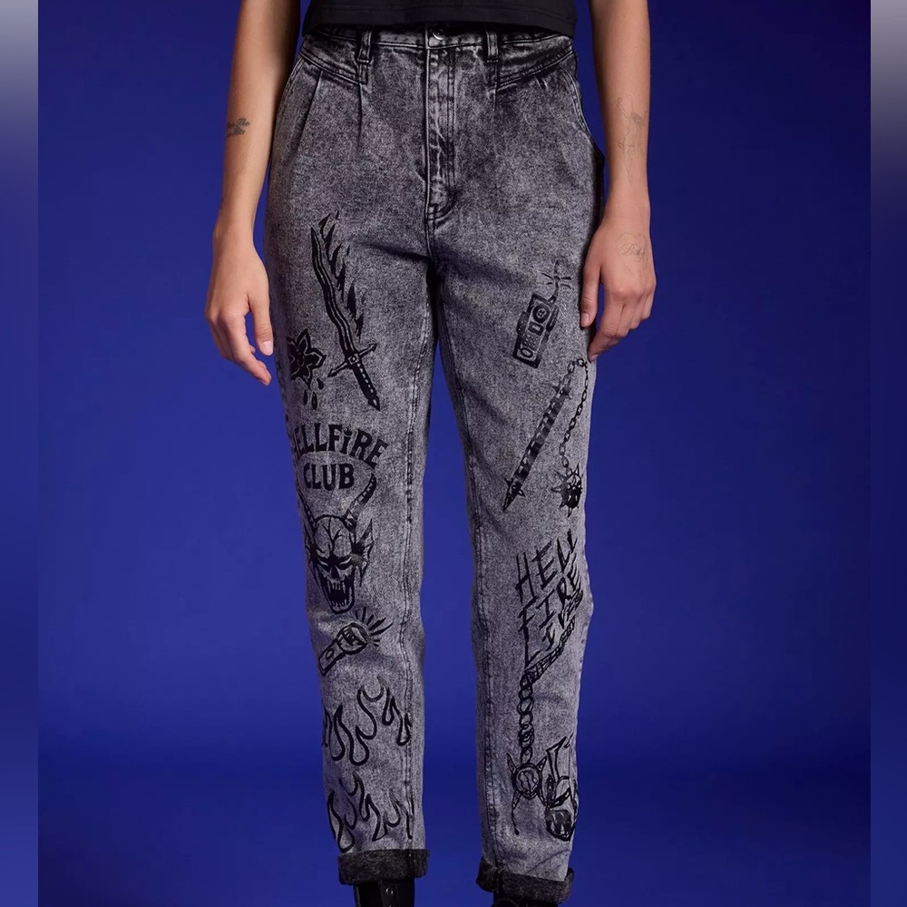 Stranger Things Hellfire Club Icons Acid‎ Wash Mom Jeans Hot Topic